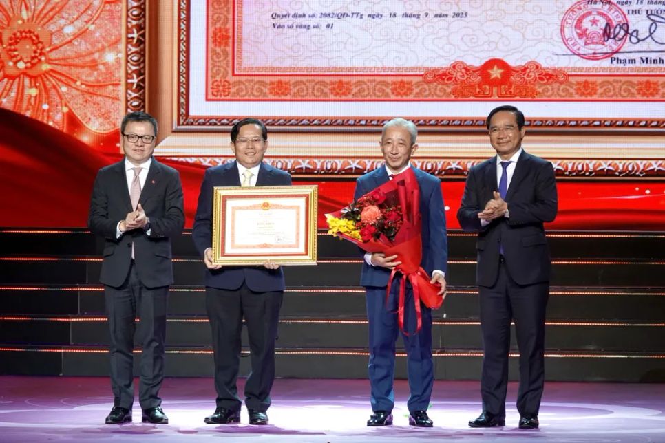 Phó trưởng Ban Tuyên giáo và Dân vận Trung ương, Chủ tịch Hội Nhà báo Việt Nam, Tổng Biên tập báo Nhân dân Lê Quốc Minh và Chủ tịch UBND TPHCM Nguyễn Văn Được trao bằng khen của Thủ tướng Chính phủ cho Tổng biên tập Báo Người Lao Động, Trưởng Ban chỉ đạo Giải Mai Vàng Tô Đình Tuân và Phó Tổng biên tập, Trưởng Ban Tổ chức Giải Mai Vàng Bùi Thanh Liêm. Ảnh: DŨNG PHƯƠNG Phó trưởng Ban Tuyên giáo và Dân vận Trung ương, Chủ tịch Hội Nhà báo Việt Nam, Tổng Biên tập báo Nhân dân Lê Quốc Minh và Chủ tịch UBND TPHCM Nguyễn Văn Được trao bằng khen của Thủ tướng Chính phủ cho Tổng biên tập Báo Người Lao Động, Trưởng Ban chỉ đạo Giải Mai Vàng Tô Đình Tuân và Phó Tổng biên tập, Trưởng Ban Tổ chức Giải Mai Vàng Bùi Thanh Liêm. Ảnh: DŨNG PHƯƠNG