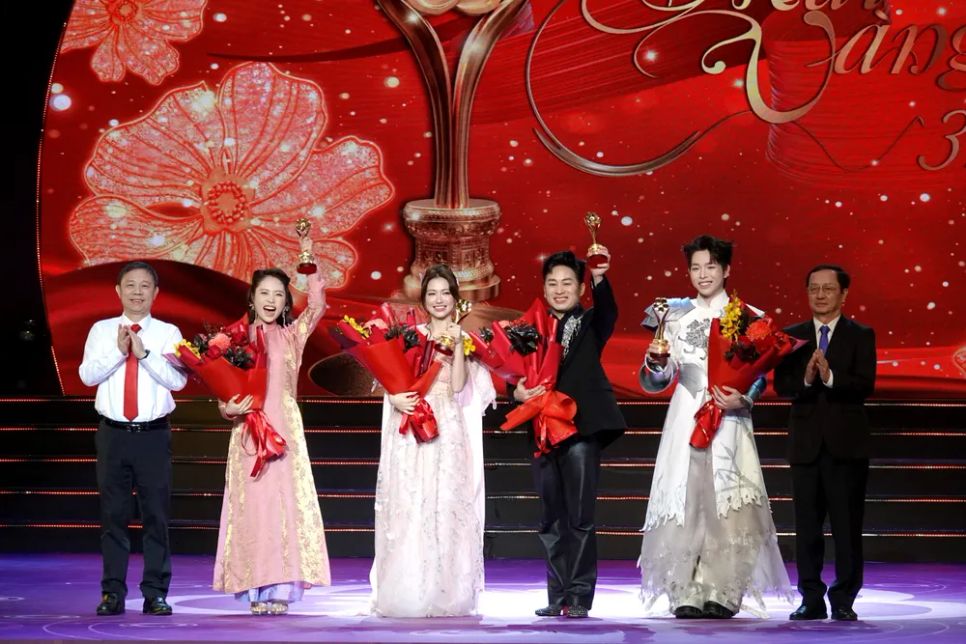 Phó Trưởng Ban Tuyên giáo và Dân vận Trung ương Huỳnh Thành Đạt và Trưởng Ban Tuyên giáo và Dân vận Thành ủy TPHCM Dương Anh Đức trao giải cho ba hạng mục: Ca sĩ của năm, MV của năm và Nghệ sĩ góp phần phát triển công nghiệp văn hóa Việt. Ảnh: DŨNG PHƯƠNG Phó Trưởng Ban Tuyên giáo và Dân vận Trung ương Huỳnh Thành Đạt và Trưởng Ban Tuyên giáo và Dân vận Thành ủy TPHCM Dương Anh Đức trao giải cho ba hạng mục: Ca sĩ của năm, MV của năm và Nghệ sĩ góp phần phát triển công nghiệp văn hóa Việt. Ảnh: DŨNG PHƯƠNG