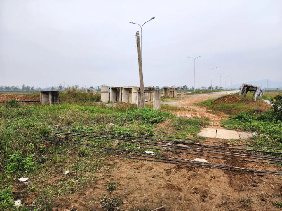 Cảnh nhếch nhác phía đầu điểm cụt của dự án đường Vành đai thị xã Hồng Lĩnh