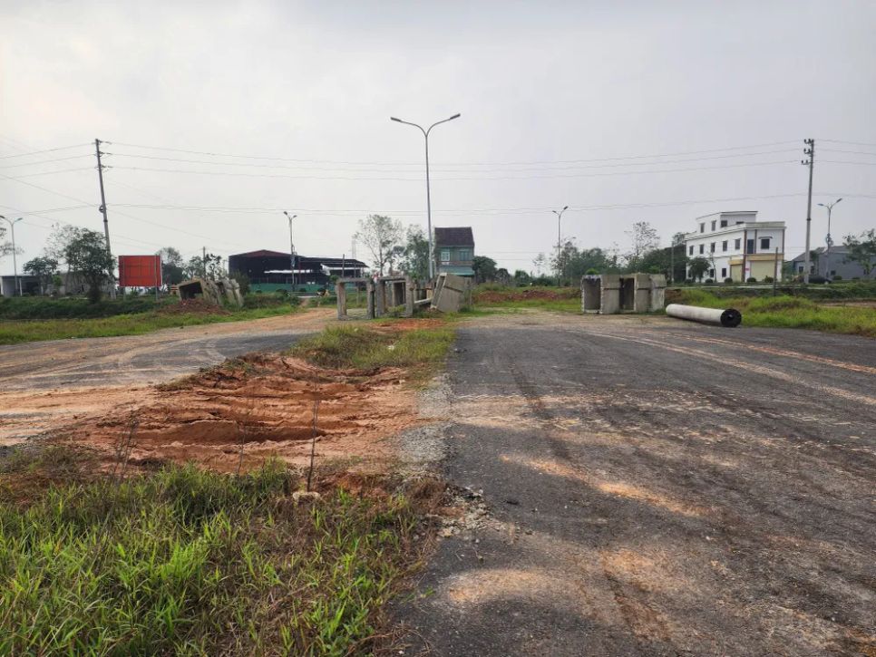 Cảnh nhếch nhác phía đầu điểm cụt của dự án đường Vành đai thị xã Hồng Lĩnh