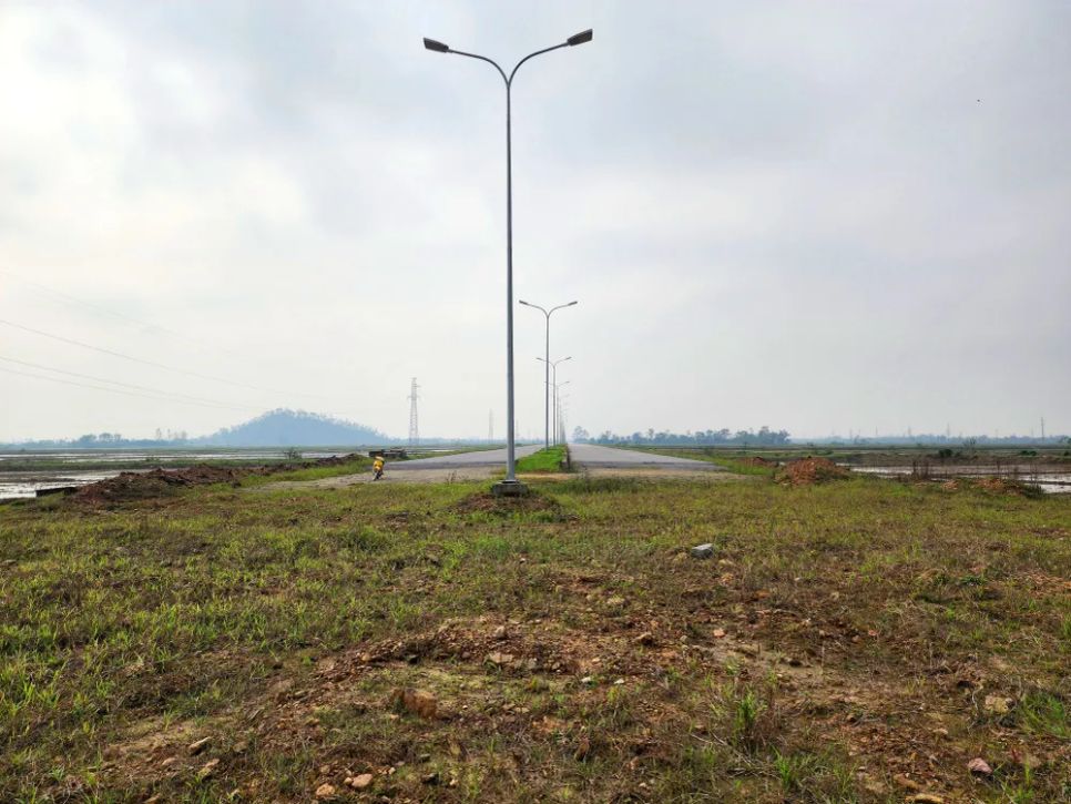 Cảnh nhếch nhác tại điểm cụt của dự án đường Vành đai thị xã Hồng Lĩnh hướng về đường Tiên Sơn