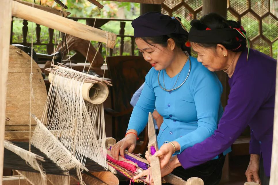 Bên khung cửi cổ truyền, nhịp thoi đưa đều đặn như nhịp đập của thời gian, nơi những kinh nghiệm và sự tỉ mỉ được người đi trước tận tình truyền dạy cho thế hệ sau
