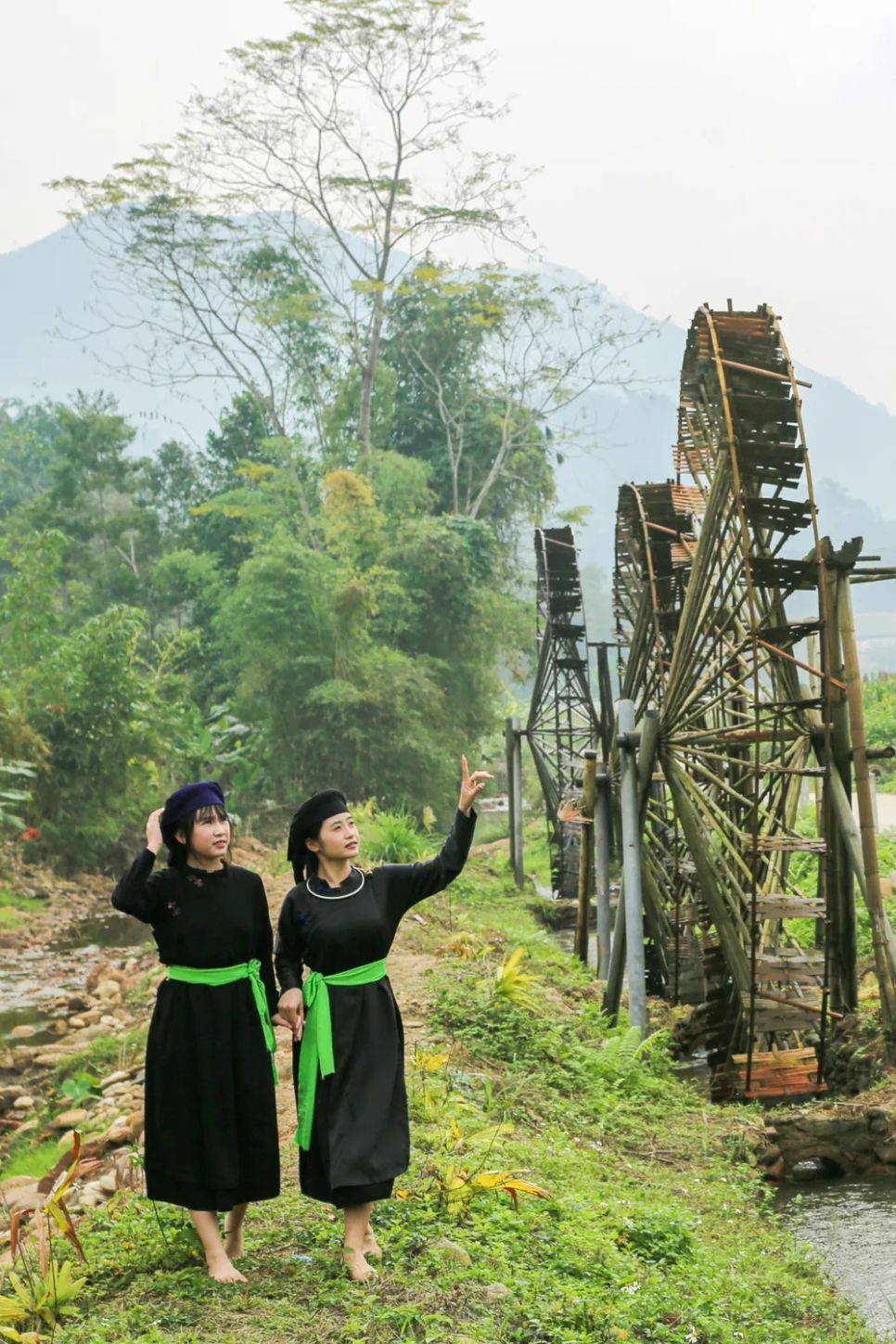 Bên nhịp quay của cọn nước, vẻ đẹp thanh tú của những thiếu nữ Tày như lời khẳng định: di sản không chỉ là những gì thuộc về quá khứ mà đang sống và rạng rỡ ngay trong hiện tại