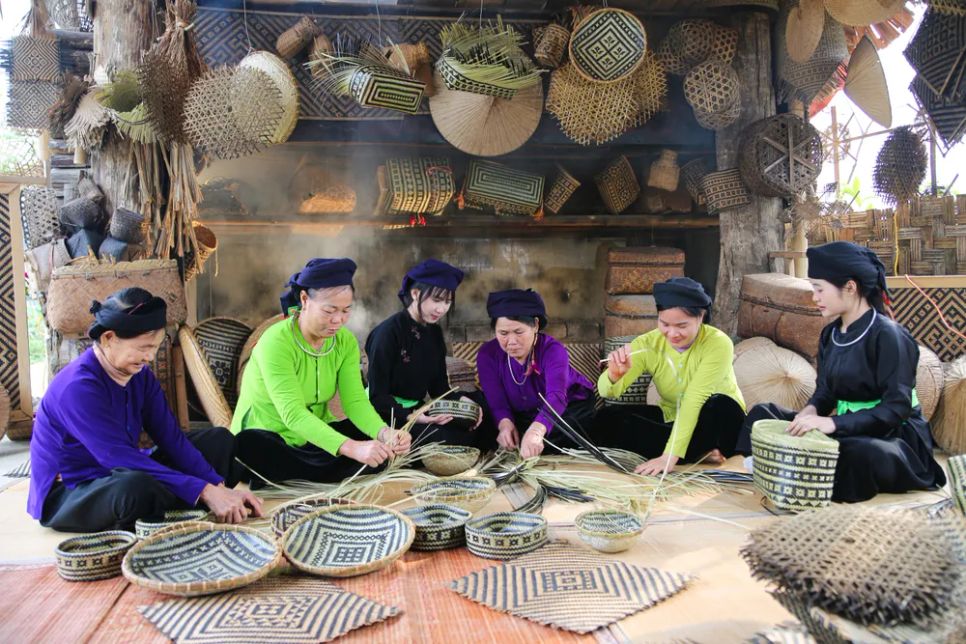 Đan lát không chỉ là nghề, mà là nghệ thuật của sự kiên nhẫn. Các thế hệ phụ nữ Tày biến những nan tre, nan trúc bình thường thành các vật dụng tinh xảo