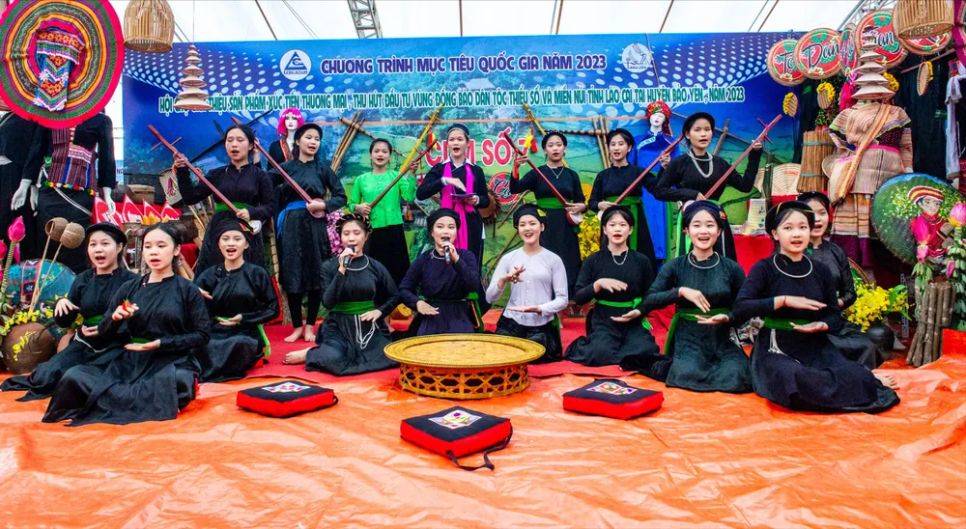 Giai điệu Then cùng tiếng đàn Tính tẩu lại vang vọng, khẳng định sức sống mãnh liệt của di sản đã trở thành nội lực đưa du lịch địa phương vươn xa