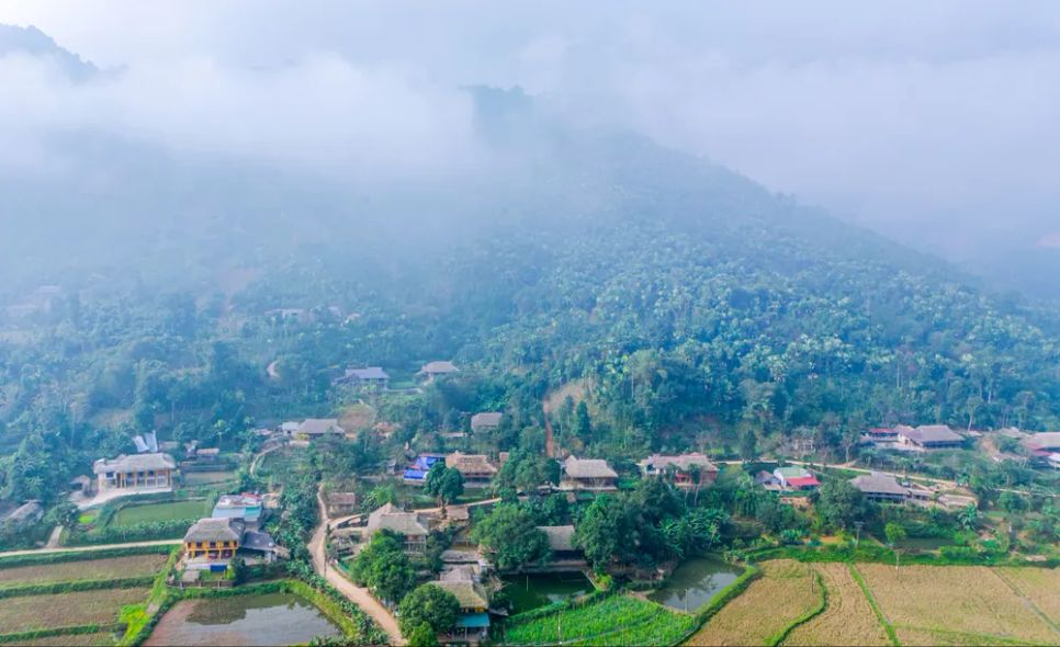 Nghĩa Đô nhìn từ trên cao như một bức tranh thủy mặc, nơi hơn 1.000 ngôi nhà sàn truyền thống lưu giữ vẹn nguyên không gian sống đặc trưng của đồng bào Tày