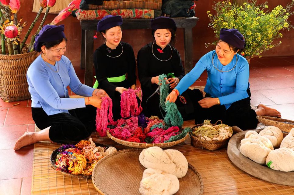 Những cuộn len rực rỡ qua bàn tay khéo léo của người phụ nữ Tày trở thành những họa tiết tinh xảo, dệt nên tâm hồn và niềm tự hào dân tộc