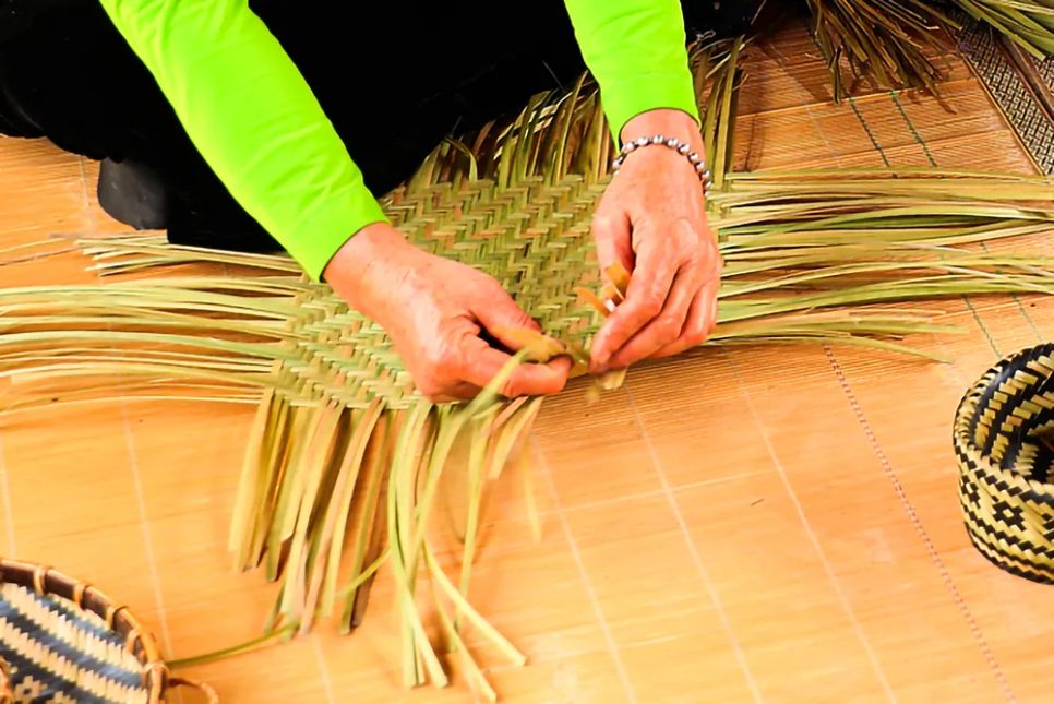 Những ngón tay tảo tần, thoăn thoắt đan cài từng sợi nan, không chỉ tạo ra sản phẩm mà còn đang dệt lên sợi dây liên kết giữa quá khứ và hiện tại