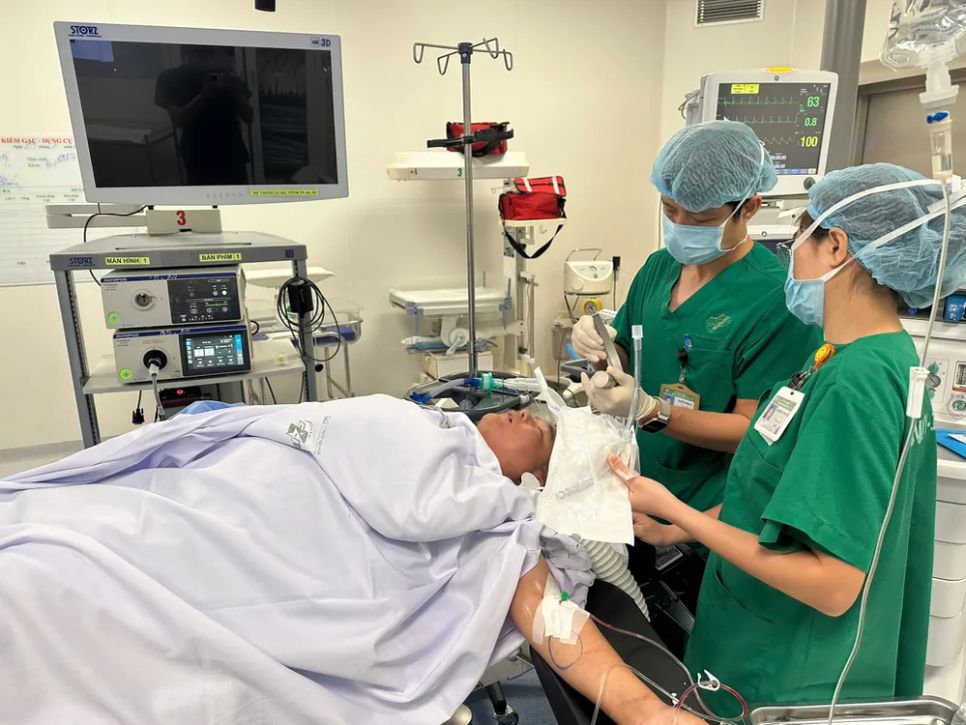 Bác sĩ thực hiện phẫu thuật cho người bệnh
