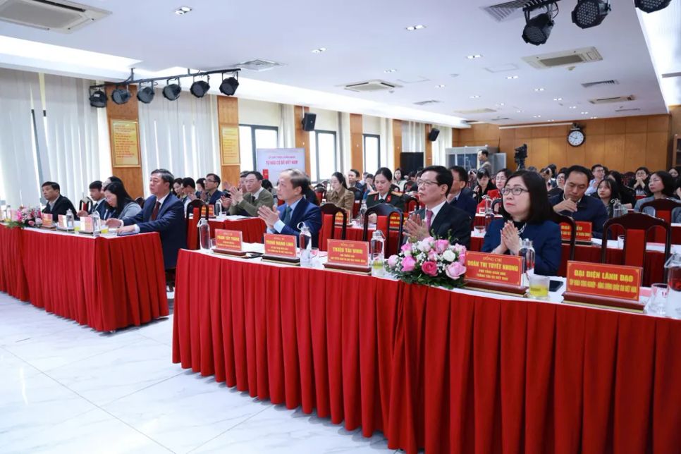 Các đại biểu tham dự buổi lễ ra mắt cuốn sách Các đại biểu tham dự buổi lễ ra mắt cuốn sách