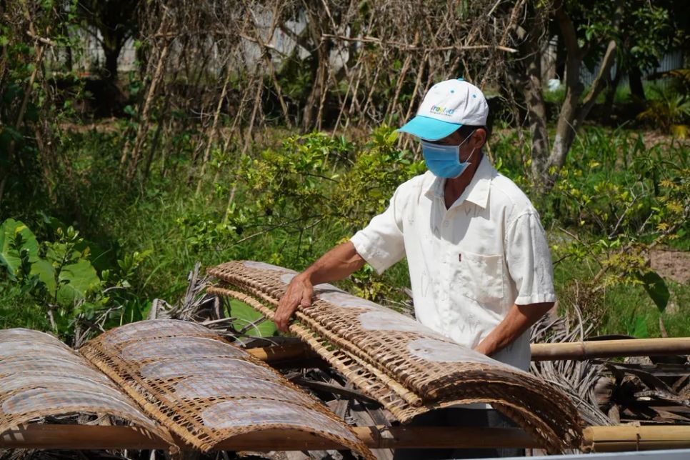 <i>Bánh tráng được đem phơi nắng trước khi xuất bán cho khách hàng. Ảnh: Bùi Nguyên</i>