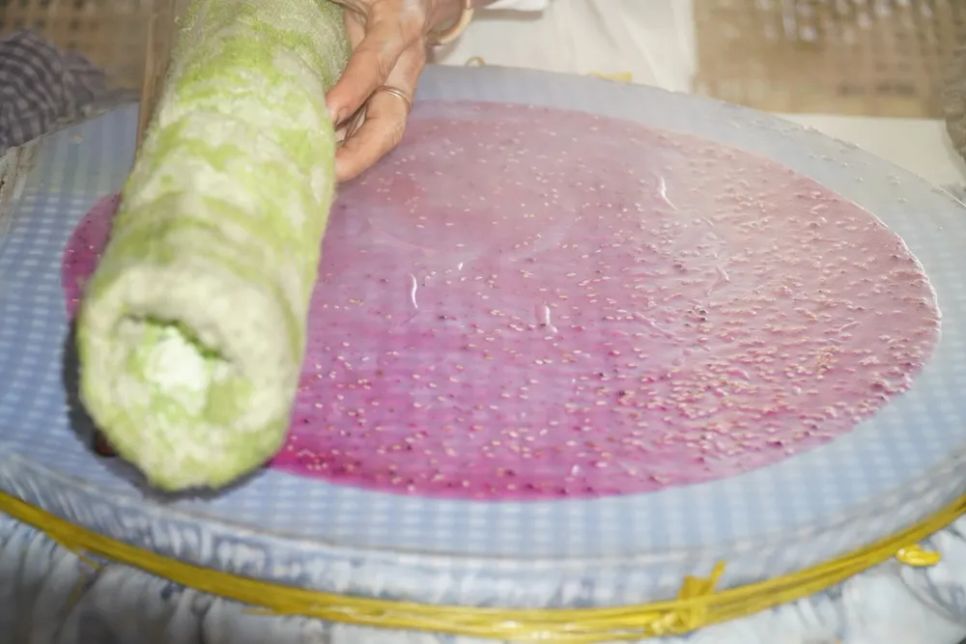 <i>Bánh tráng pha màu từ trái cây được khách hàng ưa chuộng. Ảnh: Bùi Nguyên</i>