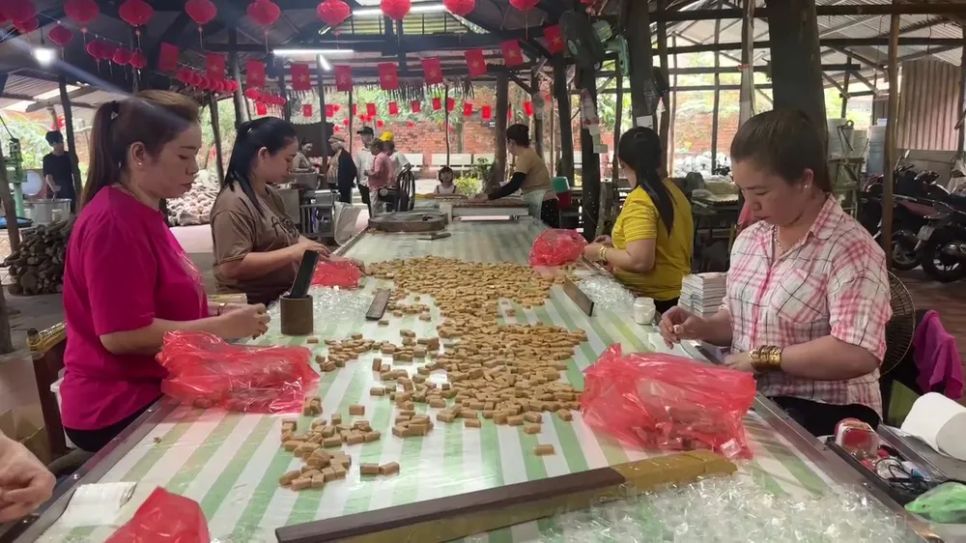 <i>Kẹo dừa được đóng gói tại chỗ. Ảnh: Bùi Nguyên</i>