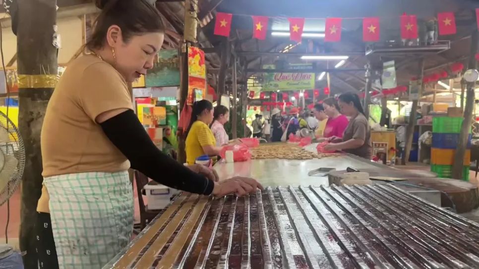 <i>Một công đoạn sản xuất kẹo dừa tại phường Thới Sơn, tỉnh Đồng Tháp. Ảnh: Bùi Nguyên</i>