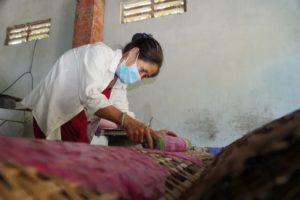 <i>Nghề bánh tráng thủ công ở Cù lao Mây (Vĩnh Long) tồn tại hơn 100 năm. Ảnh: Bùi Nguyên</i>