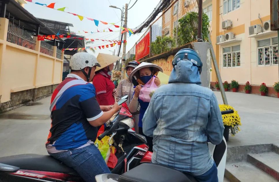 Phụ huynh Trường Tiểu học Nguyễn Văn Hưởng (phường Phú Thuận) mang cơm tới trường cho con khi trường tạm ngưng tổ chức ăn bán trú Phụ huynh Trường Tiểu học Nguyễn Văn Hưởng (phường Phú Thuận) mang cơm tới trường cho con khi trường tạm ngưng tổ chức ăn bán trú