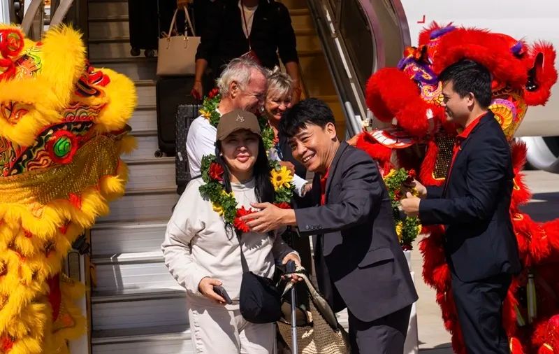 Hành khách trên chuyến bay đầu tiên Băng Cốc - Nha Trang được chào mừng trong không khí hân hoan