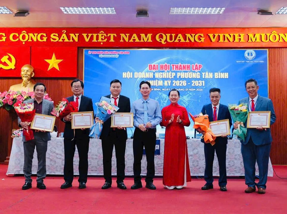 Ông Trần Ngọc Đính (thứ 3 từ trái sang) nhận bằng khen và hoa trong đại hội.
