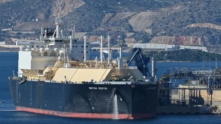 Một tàu chở khí hóa lỏng từ Mỹ dỡ hàng tại một cảng ở Hy Lạp. Ảnh: GETTY IMAGES