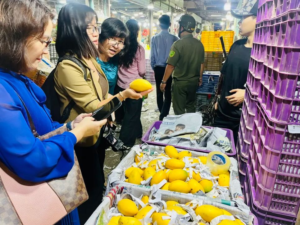 Không khí tết rộn ràng tại các chợ đầu mối TPHCM 