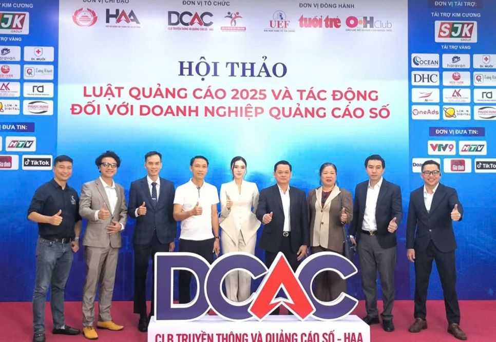 Các đại biểu chụp ảnh lưu niệm