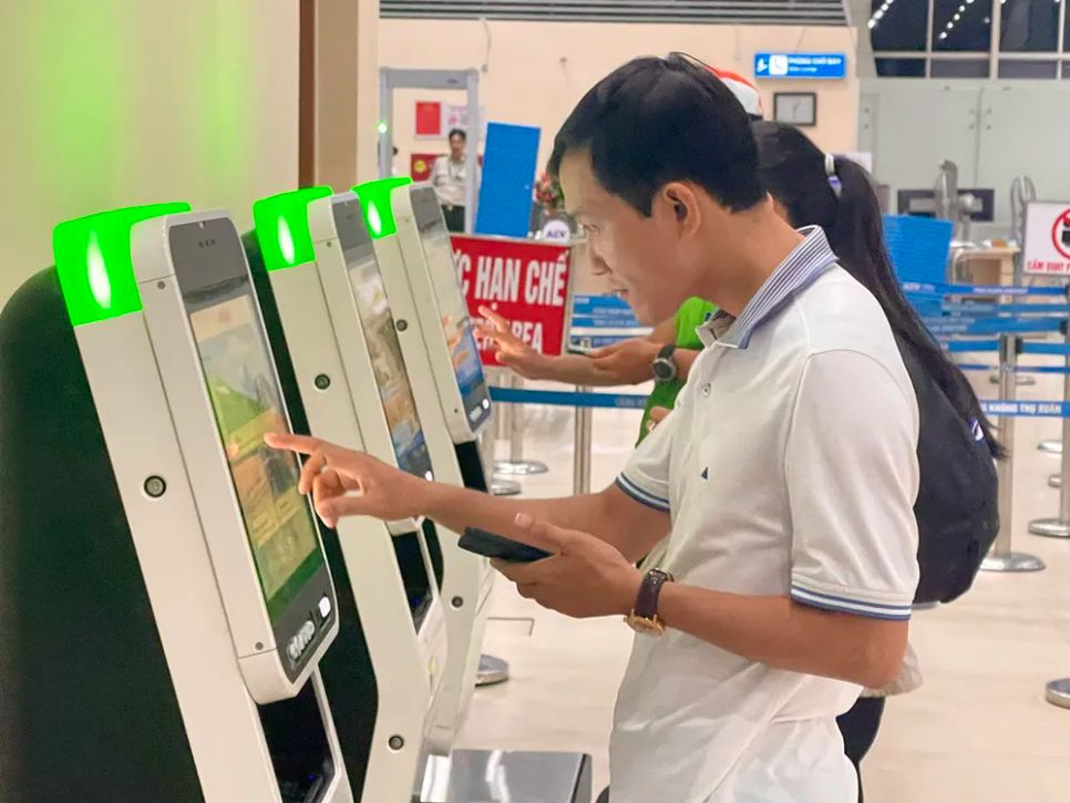 Hành khách làm thủ tục check-in tự động tại sân bay thông qua hệ thống xác thực điện tử. Ảnh: HOÀNG HÙNG