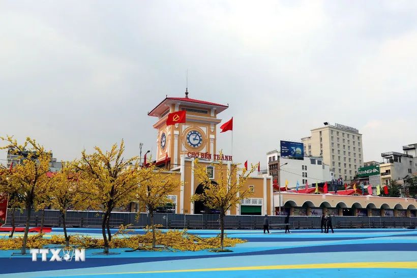 Các đơn vị thi công khẩn trương lắp đặt, tái hiện hình ảnh dòng kênh “trên bến dưới thuyền” - khung cảnh đặc trưng của Sài Gòn xưa ngay trước cổng chợ Bến Thành. (Ảnh: Thanh Vũ/TTXVN) Các đơn vị thi công khẩn trương lắp đặt, tái hiện hình ảnh dòng kênh “trên bến dưới thuyền” - khung cảnh đặc trưng của Sài Gòn xưa ngay trước cổng chợ Bến Thành. (Ảnh: Thanh Vũ/TTXVN)