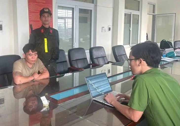 Đối tượng Bùi Văn Thiện (47 tuổi, trú xã Bình Sơn) tại cơ quan điều tra. Ảnh: Công an tỉnh Quảng Ngãi