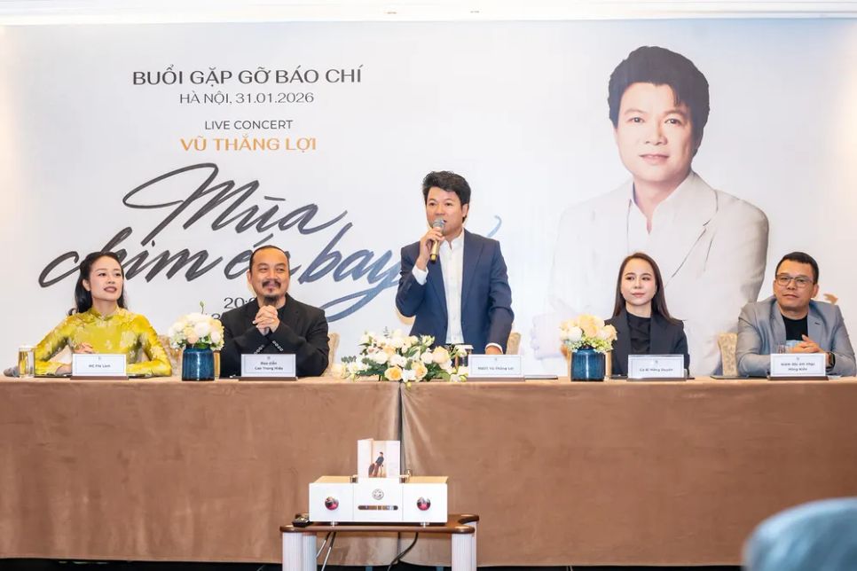 NSƯT Vũ Thắng Lợi và ê kíp thực hiện <i>Mùa chim én bay</i> NSƯT Vũ Thắng Lợi và ê kíp thực hiện <i>Mùa chim én bay</i>