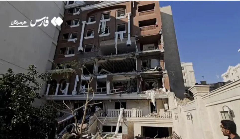 Một vụ nổ tại tòa nhà ở thành phố Bandar Abbas, Iran. Ảnh: FARS