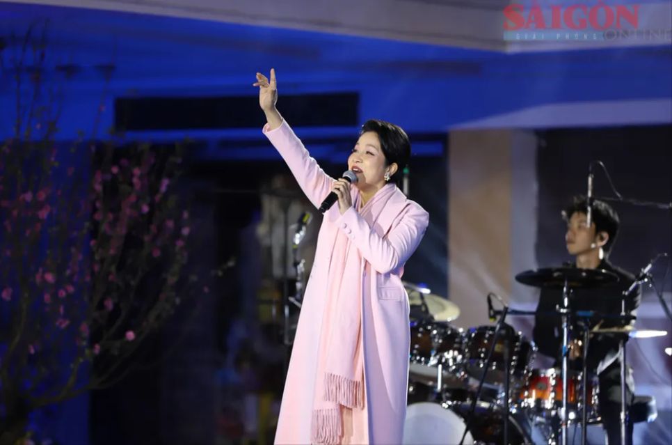 Ca sĩ Mỹ Linh biểu diễn dưới tiết trời lạnh của Đà Lạt trong buổi bế mạc. Ảnh: ĐOÀN KIÊN Ca sĩ Mỹ Linh biểu diễn dưới tiết trời lạnh của Đà Lạt trong buổi bế mạc. Ảnh: ĐOÀN KIÊN