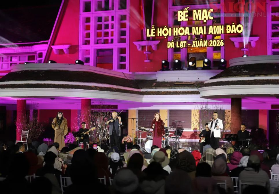 Các nghệ sĩ biểu diễn các tiết mục về vùng đất Đà Lạt tại buổi bế mạc Lễ hội hoa Mai anh đào - Đà Lạt 2026. Ảnh: ĐOÀN KIÊN Các nghệ sĩ biểu diễn các tiết mục về vùng đất Đà Lạt tại buổi bế mạc Lễ hội hoa Mai anh đào - Đà Lạt 2026. Ảnh: ĐOÀN KIÊN