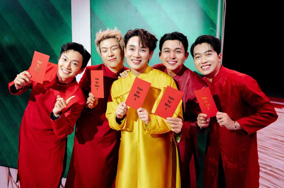 Các nghệ sĩ trong MV “Vạn sự như ý” của Trúc Nhân Các nghệ sĩ trong MV “Vạn sự như ý” của Trúc Nhân