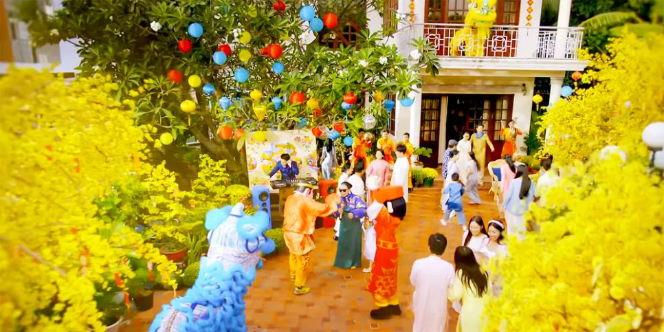 Hình ảnh trong MV <i>Tết cộng nụ cười </i> Hình ảnh trong MV <i>Tết cộng nụ cười </i>