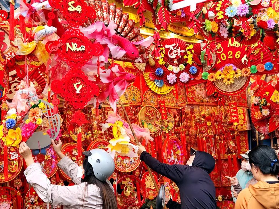 Các đồ trang trí tết được bài trí rực rỡ, bắt mắt (<span style=