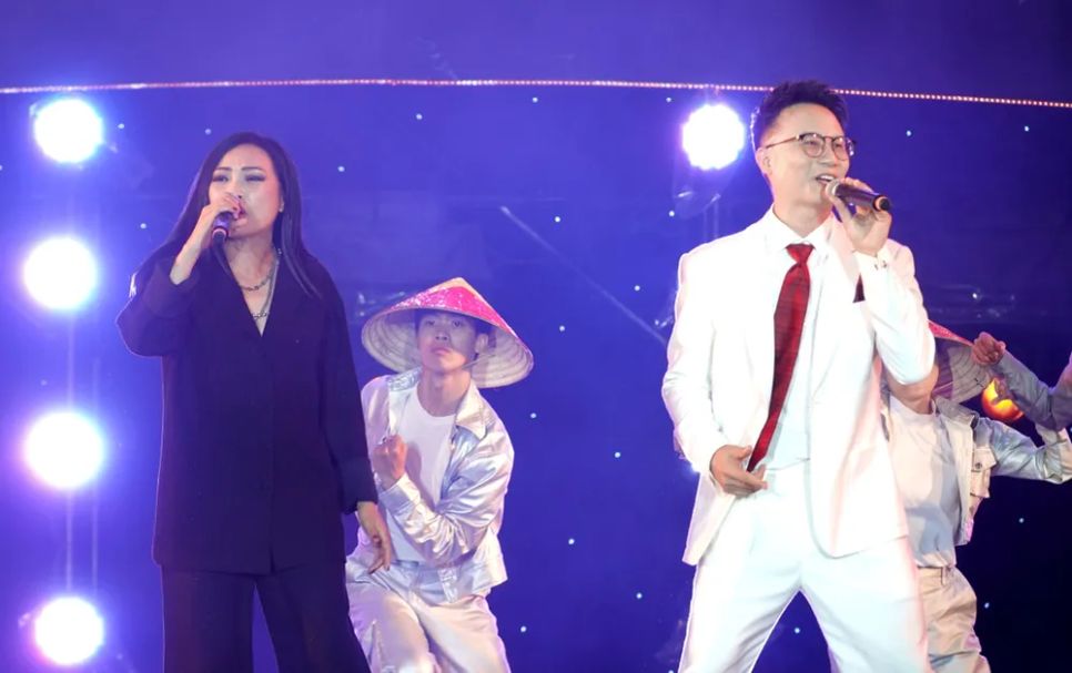 Ca sĩ Phương Thanh và ca sĩ Hoàng Bách biểu diễn ca khúc 