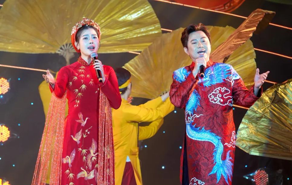 Ca sĩ Quốc Đại và Thi Phượng biểu diễn ca khúc 