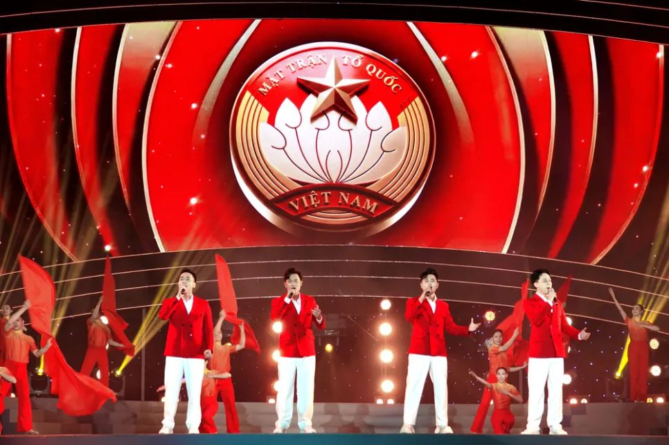 Nhóm 135 biểu diễn bài hát 