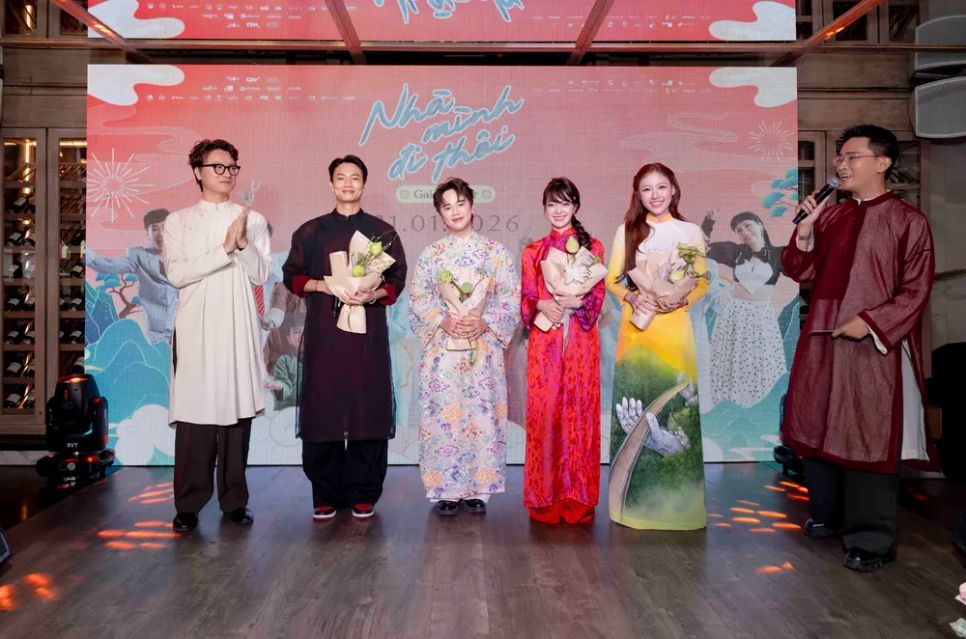 NSND Kim Xuân, Uyển Ân, Đoàn Thế Vinh, Michelle Lai, Quân Trương (Con cò đây) và đạo diễn Trần Đình Hiền tại buổi ra mắt phim