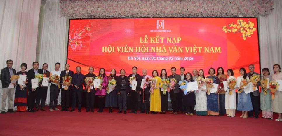 Các hội viên Hội Nhà văn Việt Nam vừa được kết nạp