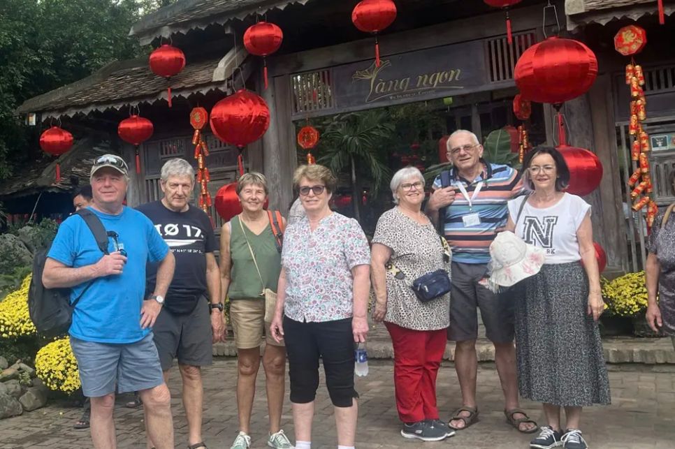 Du khách tàu biển quốc tế hào hứng tham quan các điểm du lịch ở Khánh Hòa. Ảnh: ANH PHÁT