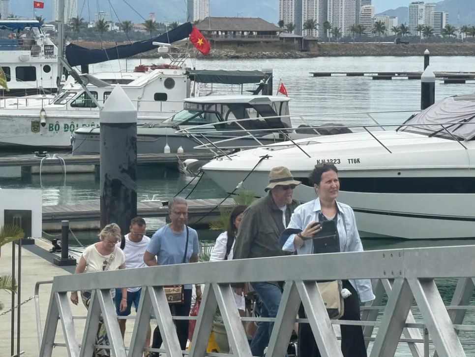 Khách du lịch tàu biển lên bờ, bắt đầu tham quan Nha Trang. Ảnh: ANH PHÁT