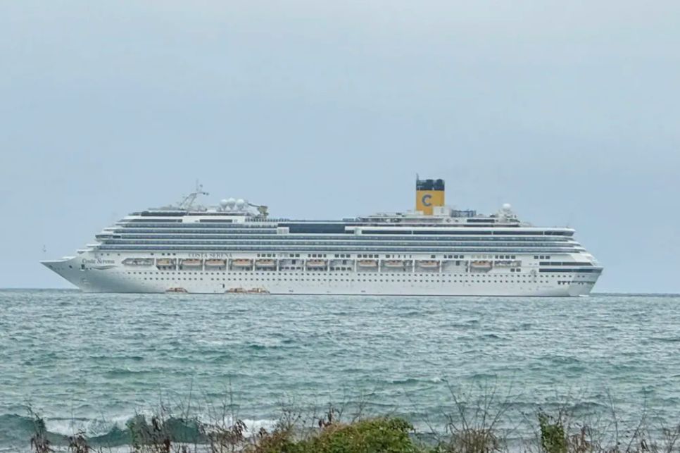 Tàu du lịch Costa Serena neo đậu tại vịnh Nha Trang. Ảnh: ANH PHÁT