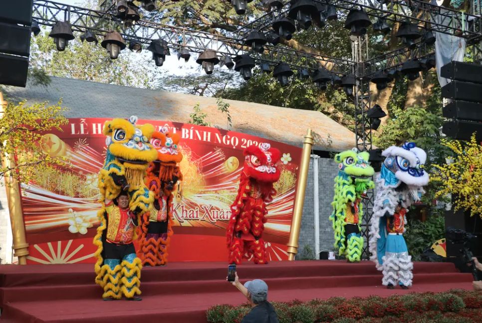 Biểu diễn lân khai xuân