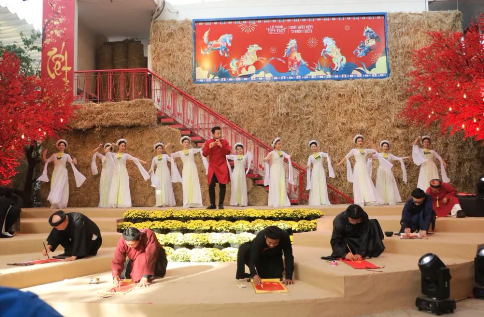 Các ông đồ của CLB Thư pháp Nhà Văn hóa Thanh niên cho chữ đầu năm