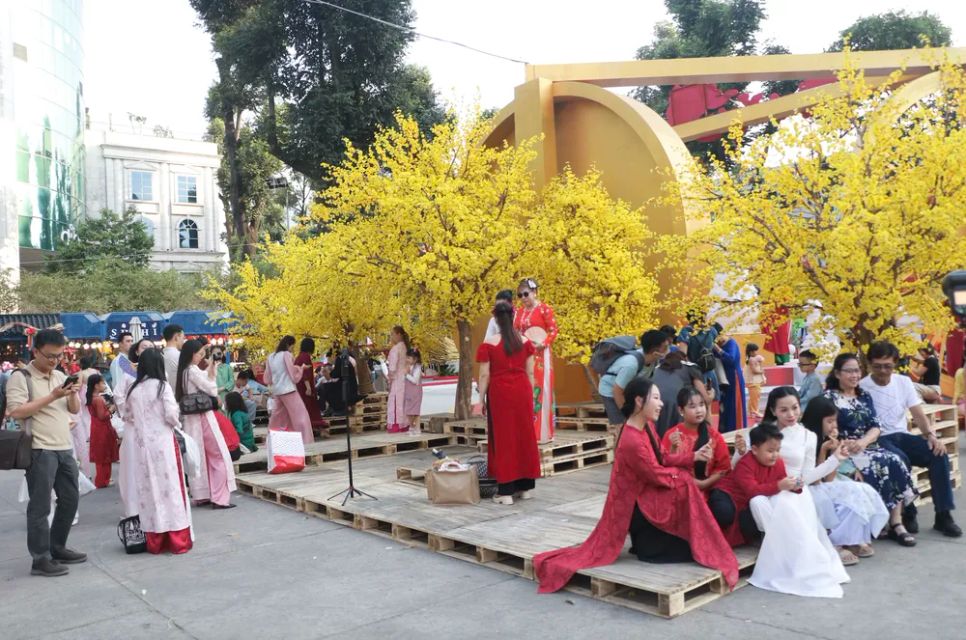 Người dân nô nức đến với Lễ hội Tết Việt 2026