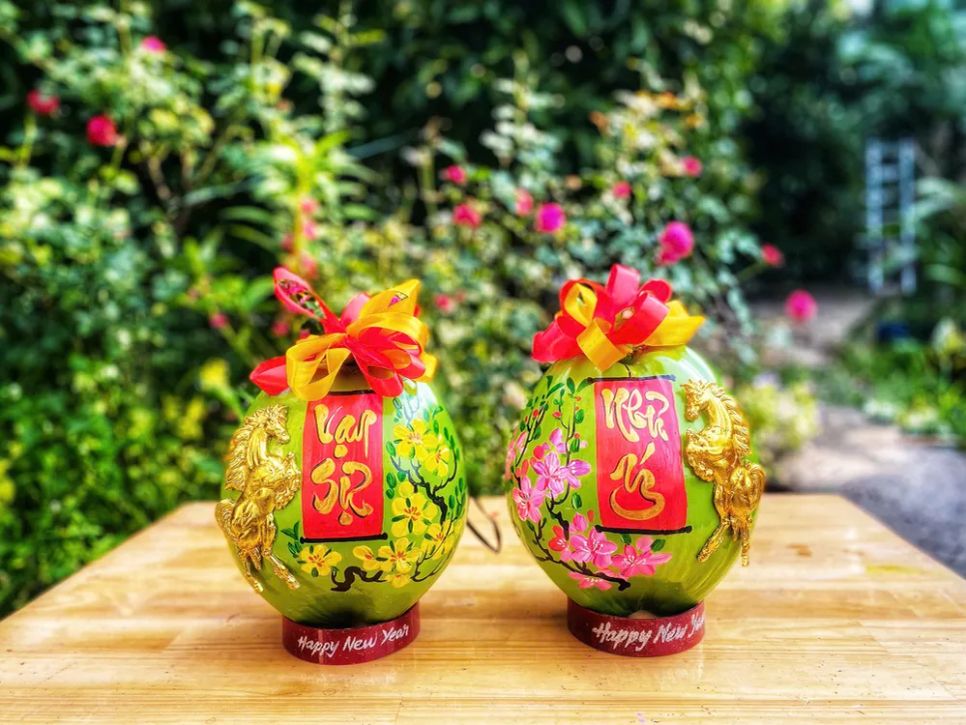 <i>Cặp dừa linh vật ngựa với chữ thư pháp 