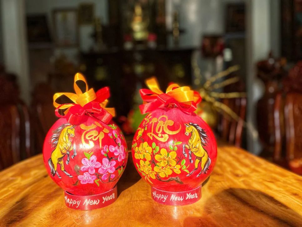 <i>Cặp dừa vẽ linh vật ngựa và chữ thư pháp “Tài – Lộc” đang được khách hàng ưa chuộng. Ảnh: Bùi Nguyên</i> <i>Cặp dừa vẽ linh vật ngựa và chữ thư pháp “Tài – Lộc” đang được khách hàng ưa chuộng. Ảnh: Bùi Nguyên</i>