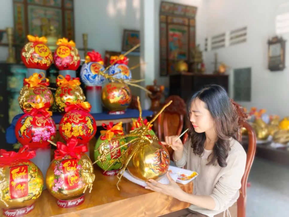 <i>Chị Quyến đang tất bật vẽ các tác phẩm trên quả dừa để kịp giao cho khách hàng dịp Tết. Ảnh: Bùi Nguyên</i> <i>Chị Quyến đang tất bật vẽ các tác phẩm trên quả dừa để kịp giao cho khách hàng dịp Tết. Ảnh: Bùi Nguyên</i>