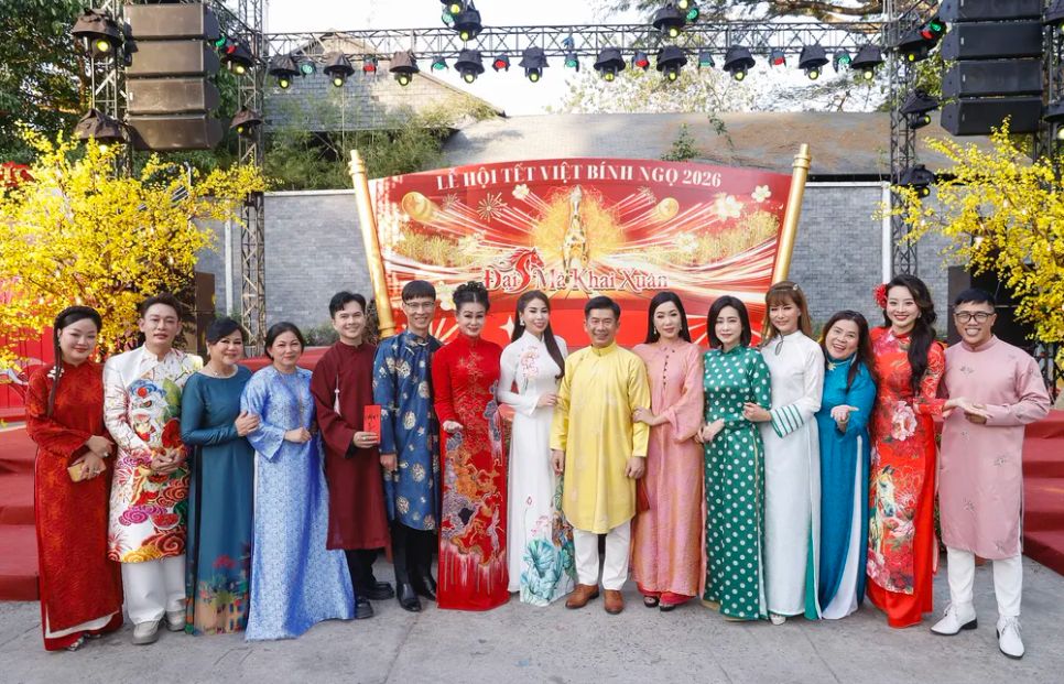 Đông đảo nghệ sĩ tham gia lễ vinh danh